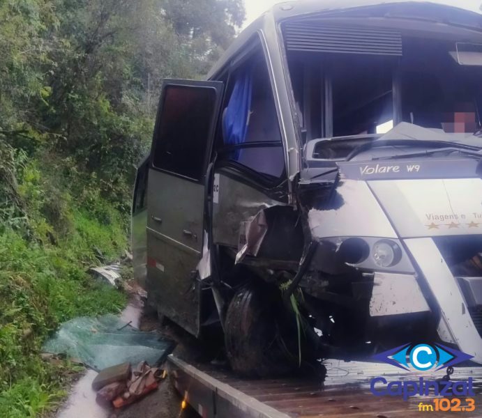Ônibus com 22 crianças sai da pista após ser atingido por rodotrem na SC-390, na Serra de SC