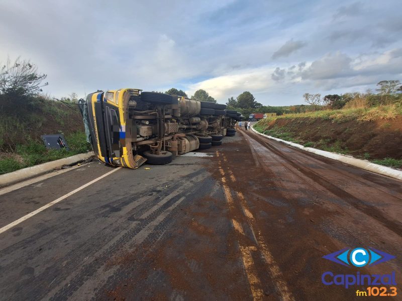 Saída de pista e tombamento deixa motorista ferido na SC-120