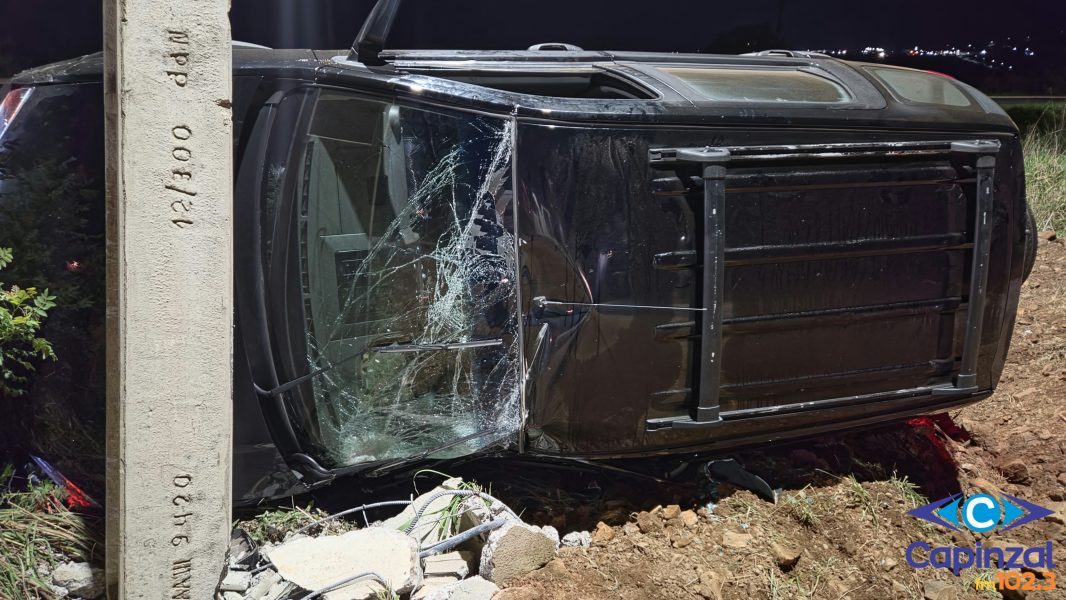 Três homens ficam feridos após carro colidir contra poste em Capinzal