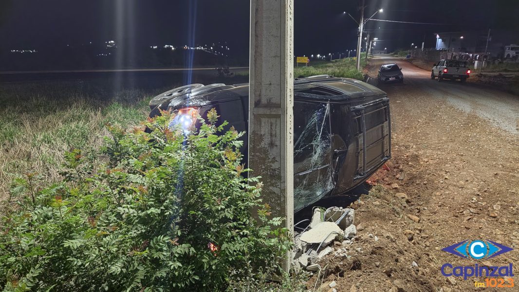 Veículo sai da pista, colide em poste e deixa feridos em Capinzal