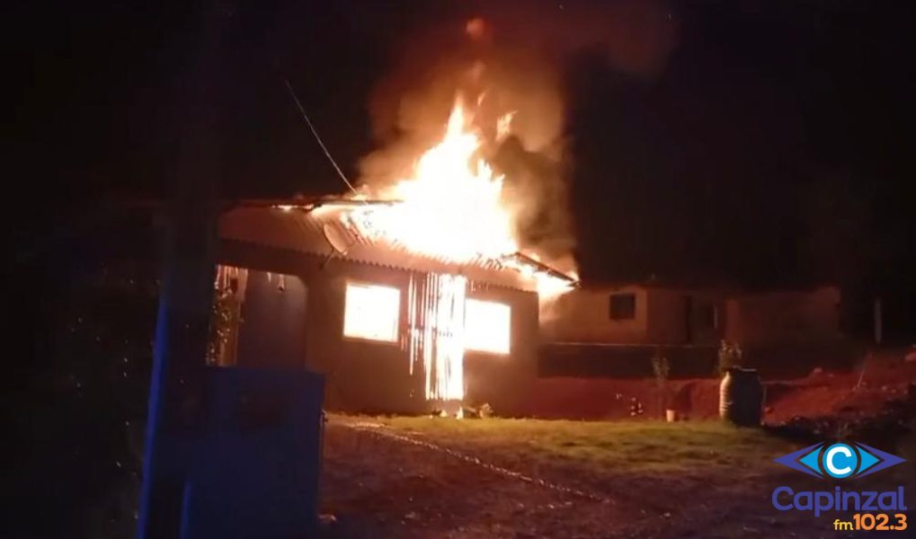 Idoso de 81 anos pula janela para escapar de incêndio que destruiu casa em Capinzal
