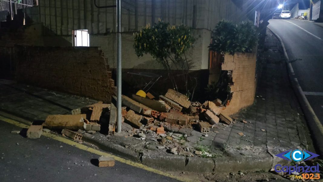 Carro desgovernado desce rua de ré e atinge muro de residência em Capinzal