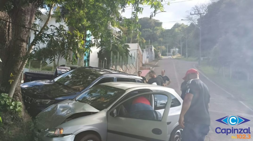 Colisão entre Jeep e Celta resulta em danos materiais no Loteamento Fernanda, em Capinzal