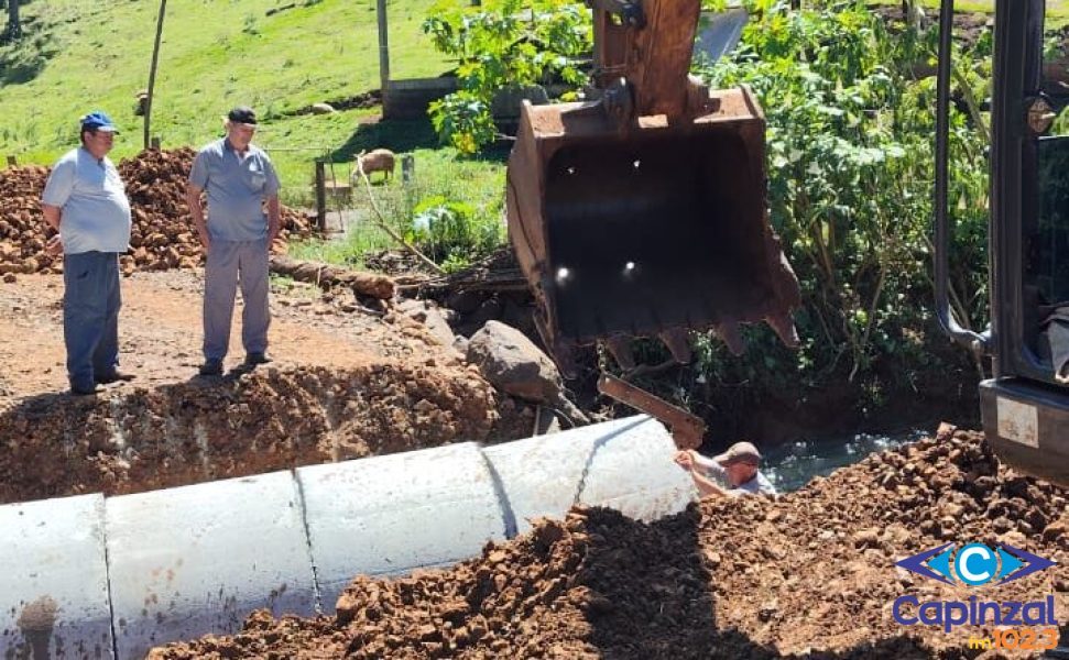 Secretaria de Obras implanta duas novas tubulações em estrada da comunidade de Pinheiro Alto