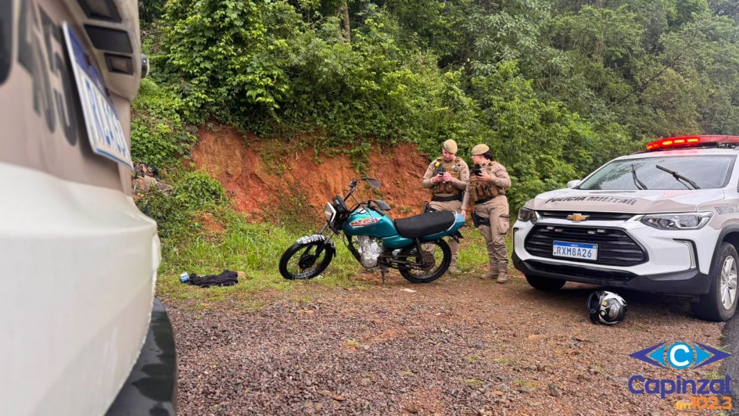 Motociclista de 19 anos tenta fugir da PM em Capinzal; veículo está com o licenciamento vencido desde 2011