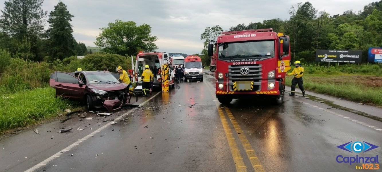 Colisão frontal entre dois veículos deixa quatro pessoas feridas na BR-282, em Joaçaba