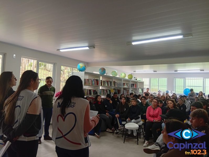 Feira das Profissões reúne profissionais e estudantes em ação realizada em Zortéa