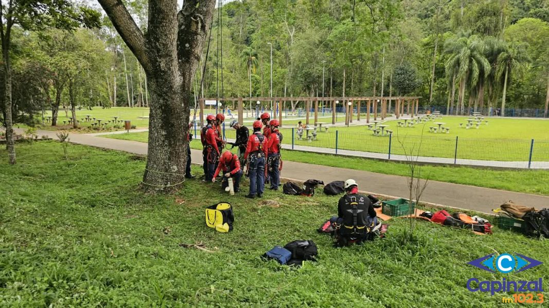 Cadetes do Corpo de Bombeiros participam de treinamento de salvamento em altura em Capinzal
