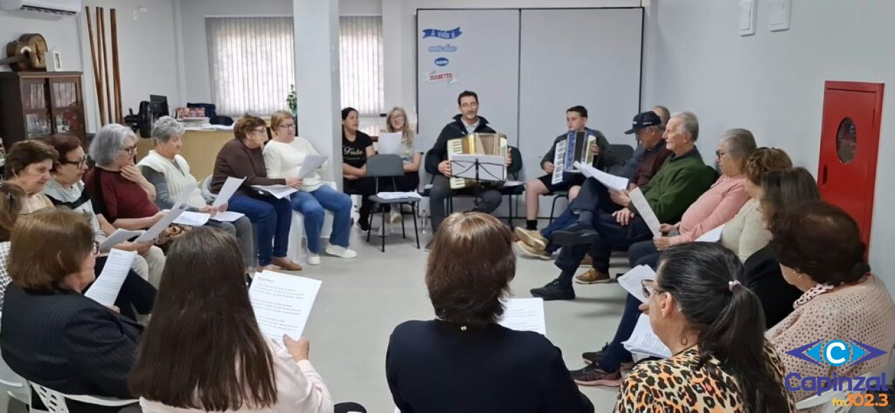 Prefeitura de Ouro oferece oficina de técnicas vocais para a terceira idade