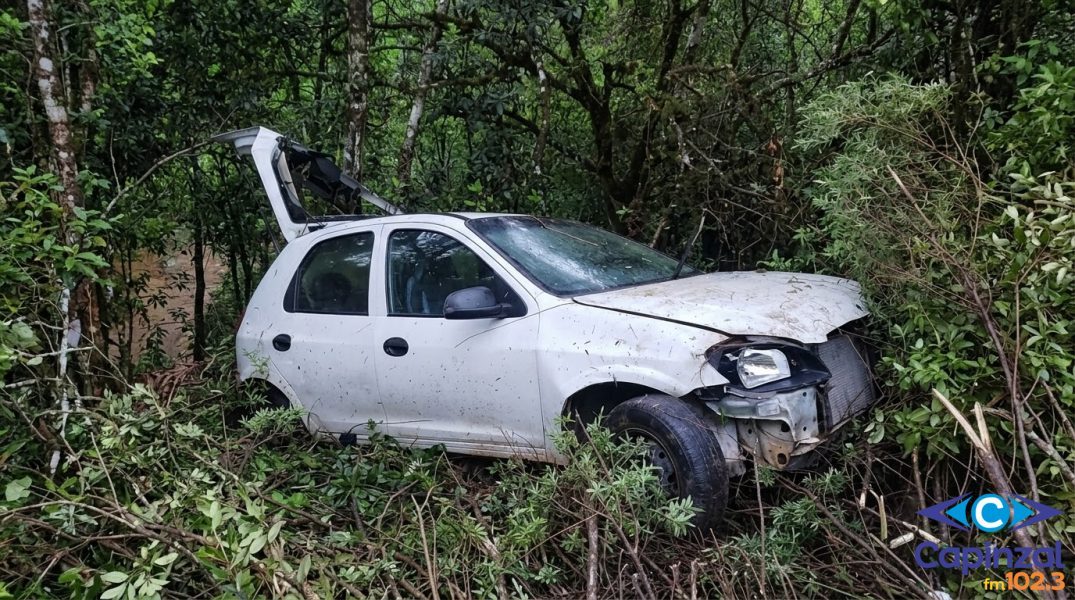 Jovem fica ferido após carro sair da pista e parar contra árvore na BR-282, em Campos Novos