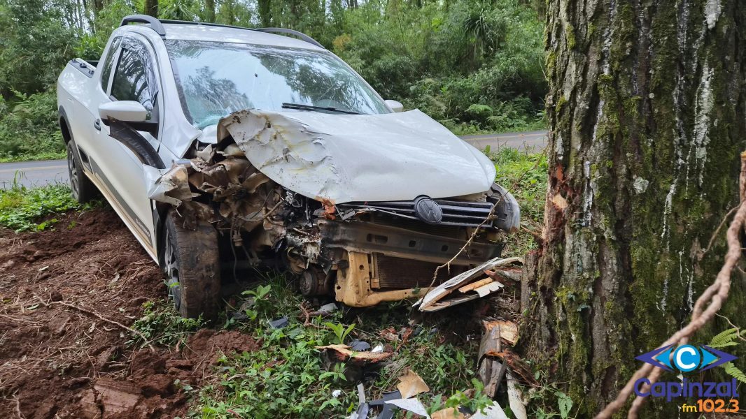 Saveiro colide contra árvore no interior de Capinzal e mobiliza os Bombeiros