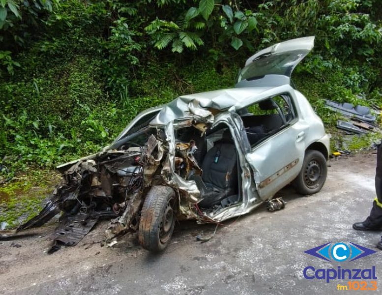 Mulher morre em colisão frontal entre carro e caminhão no Oeste de SC