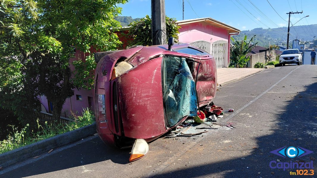 Veículo sai da pista e capota em barranco no centro de Capinzal
