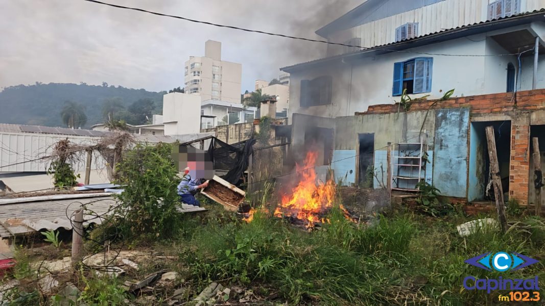 Queima de entulhos mobiliza Bombeiros após chamado de incêndio em edificação comercial de Ouro