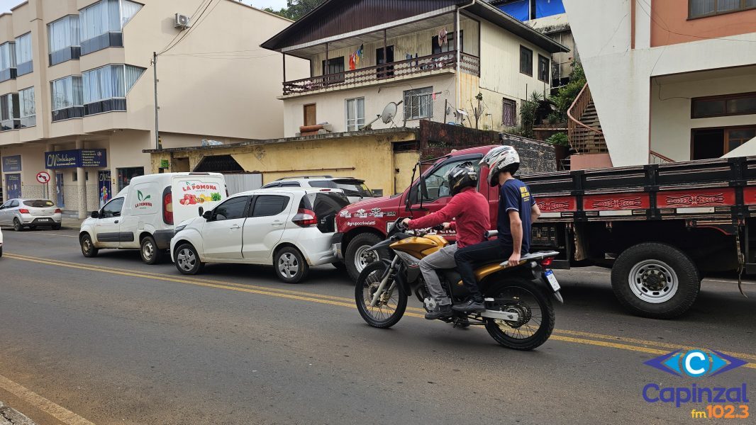 Colisão envolvendo três veículos deixa trânsito lento no centro de Capinzal