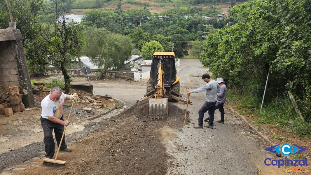 Capinzal realiza melhorias paliativas em rua próxima ao Cemitério Municipal após obras de saneamento básico