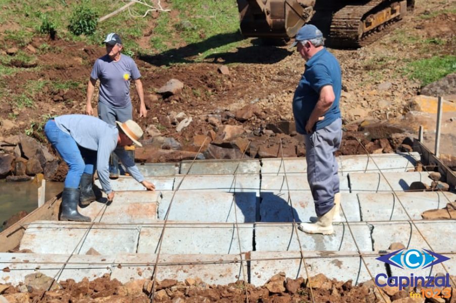 Ação conjunta das secretarias de Obras e Urbanismo garante reconstrução de pontilhão em Pinheiro Baixo
