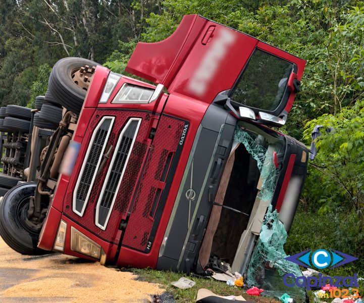 Carreta tomba na BR-282 em Vargem Bonita e motorista fica ferido