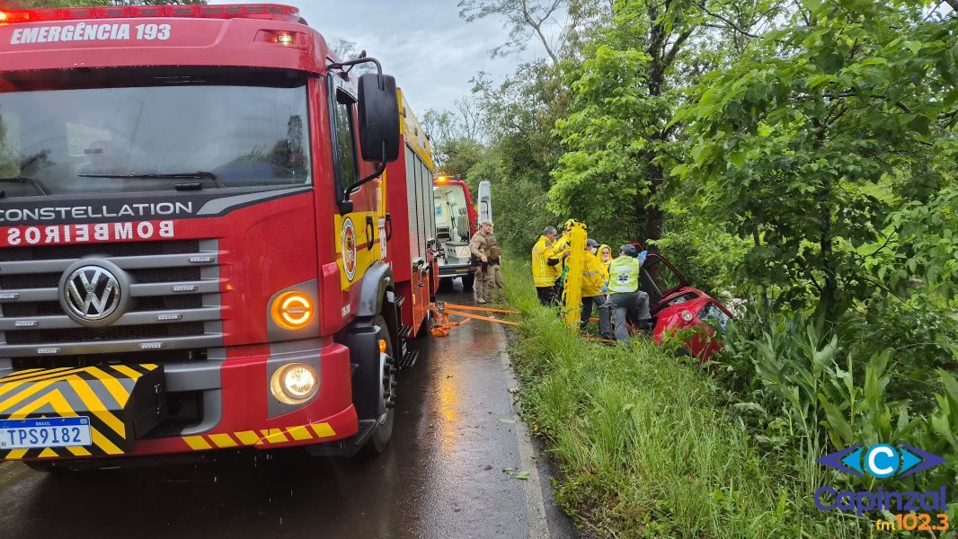 Motorista fica ferido após saída de pista seguida de colisão contra árvore no interior de Capinzal