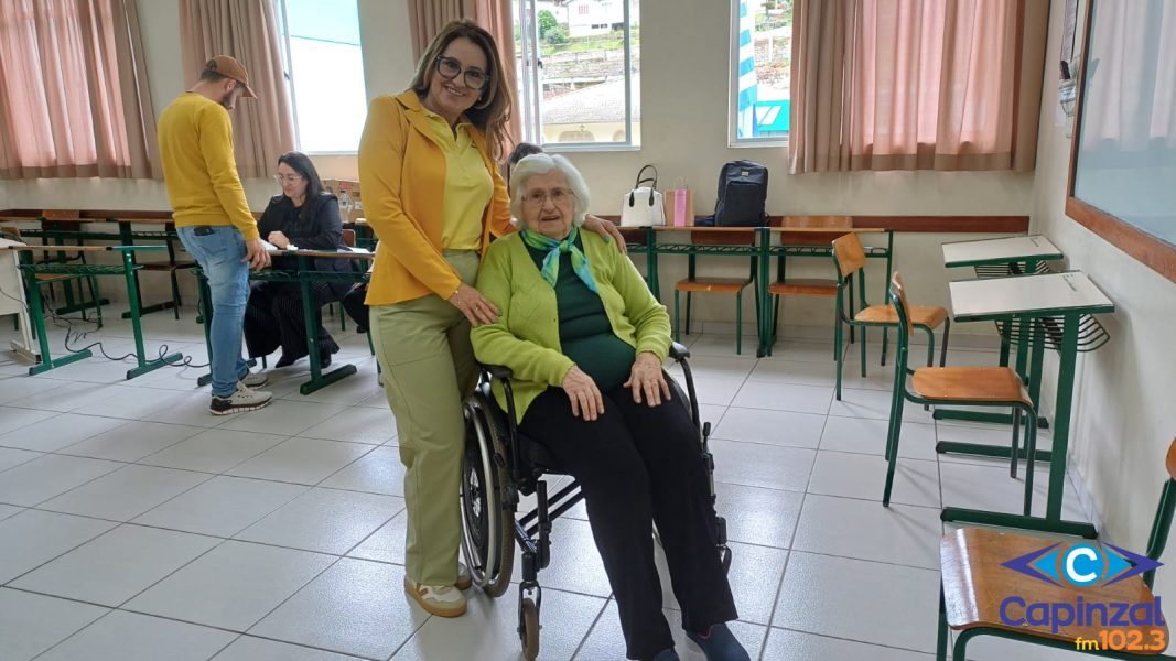 Aos 98 anos, Lúcia Cadorin mantém a tradição e vai às urnas em Capinzal