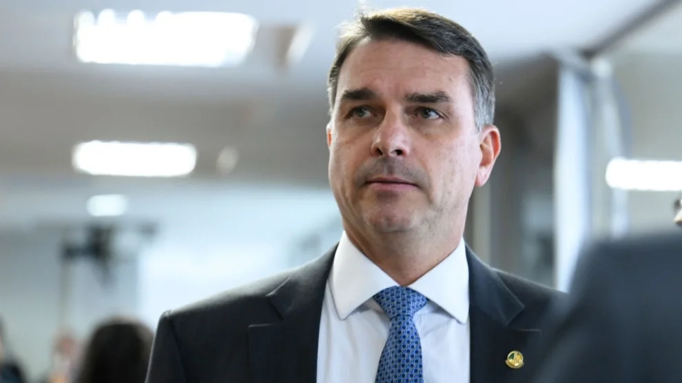 Flávio Bolsonaro recebe 67,73% dos votos válidos nos cinco municípios da 37ª Zona Eleitoral