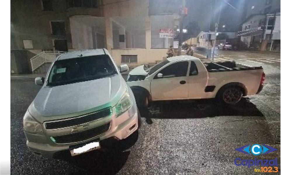 Colisão em cruzamento com semáforo deixa motorista ferido em Campos Novos