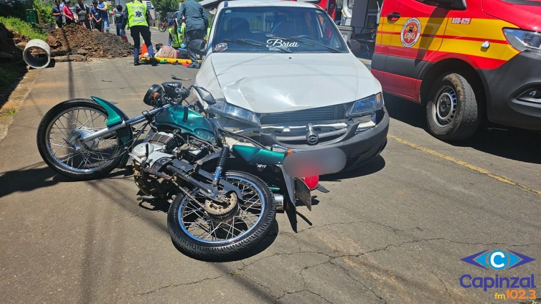 Duas pessoas são socorridas após colisão entre carro e moto em Capinzal