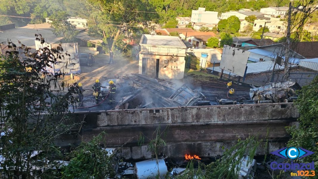 Motorista de carreta envolvido em acidente com morte em Capinzal estava com CNH suspensa e segue internado em Joaçaba