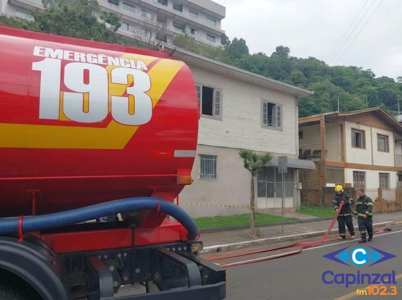 Incêndio atinge residência de dois pavimentos no bairro Alvorada, em Videira