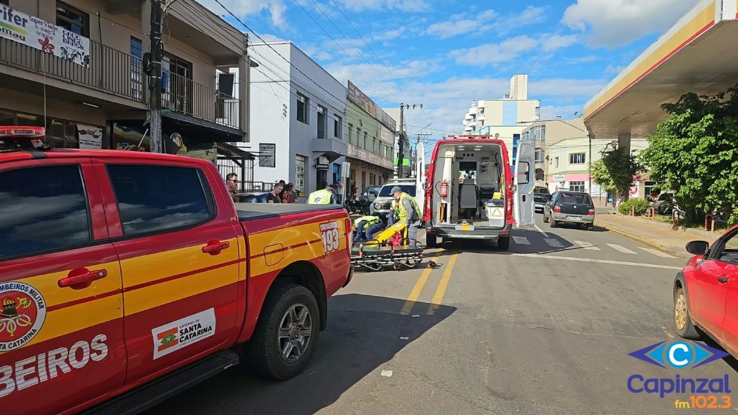 Motociclista foge após atropelar homem no Centro de Ouro; câmera flagra acidente