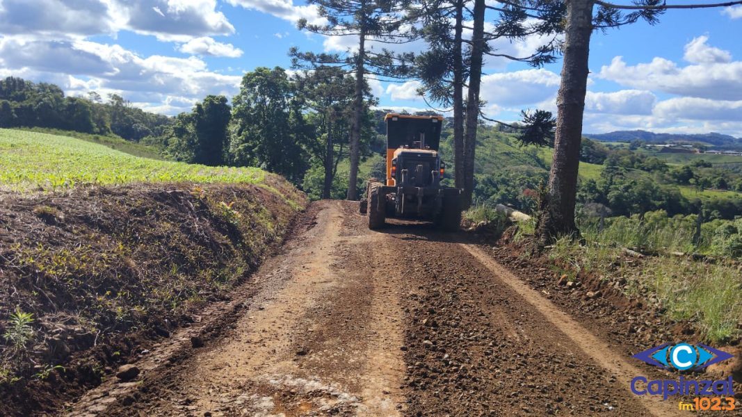 Secretaria de Obras realiza melhorias em estradas do interior de Ouro