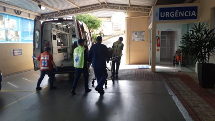 Corpo de Bombeiros dando entrada no Hospital com a vítima